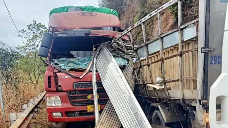 Sơn La: Xe đầu k&eacute;o h&uacute;c xe tải tr&ecirc;n QL6, hai t&agrave;i xế mắc kẹt trong cabin- Ảnh 1.