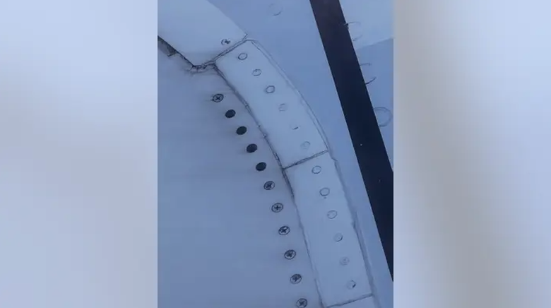 Hành khách phát hiện 4 ốc vít trên cánh máy bay bị mất, hãng hủy cả chuyến để kiểm tra- Ảnh 1. Hành khách phát hiện 4 ốc vít trên cánh máy bay bị mất, hãng hủy cả chuyến để kiểm tra- Ảnh 1.