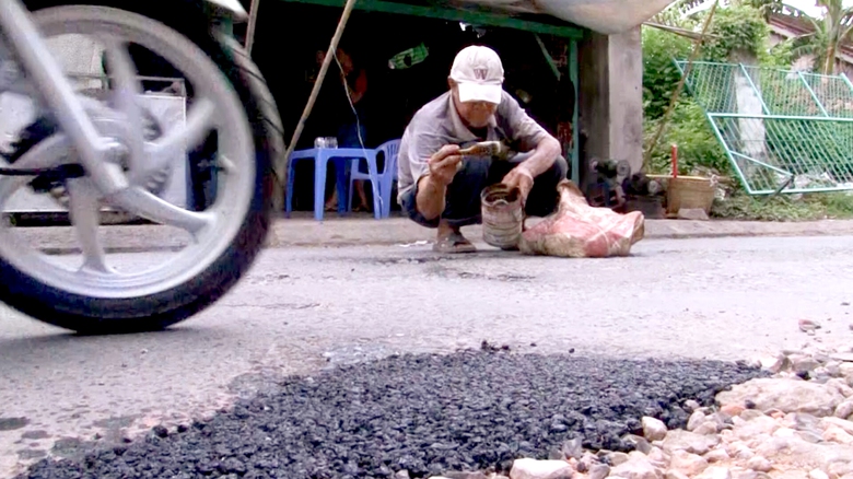 L&atilde;o n&ocirc;ng 81 tuổi ng&agrave;y ng&agrave;y cần mẫn v&aacute; đường- Ảnh 1.