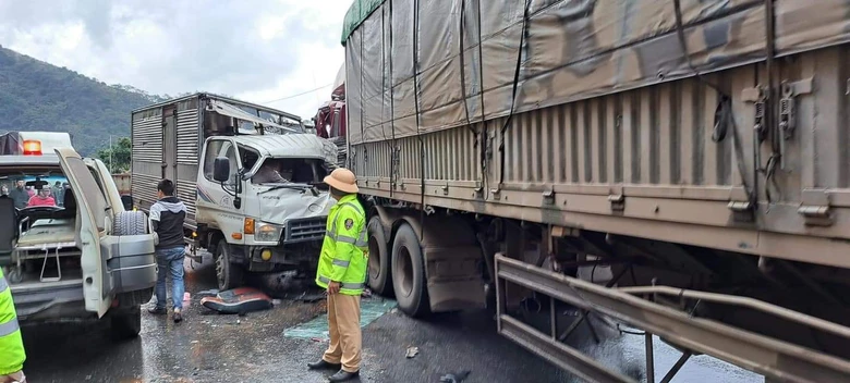Sơn La: Xe đầu k&eacute;o h&uacute;c xe tải tr&ecirc;n QL6, hai t&agrave;i xế mắc kẹt trong cabin- Ảnh 2.