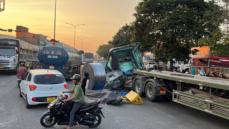 T&agrave;i xế phanh gấp, 3 cuộc t&ocirc;n lăn xuống đ&egrave; bẹp cabin xe đầu k&eacute;o v&agrave; 1 xe m&aacute;y- Ảnh 1.