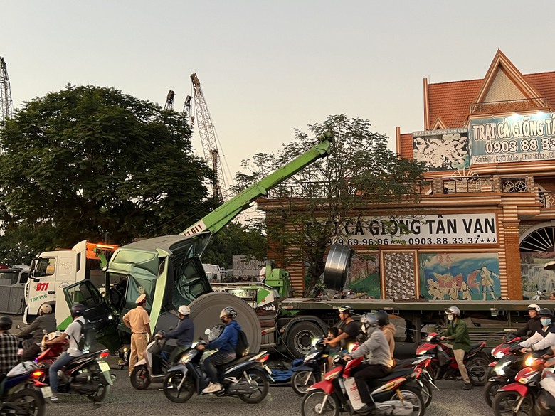 T&agrave;i xế phanh gấp, 3 cuộc t&ocirc;n lăn xuống đ&egrave; bẹp cabin xe đầu k&eacute;o v&agrave; 1 xe m&aacute;y- Ảnh 5.