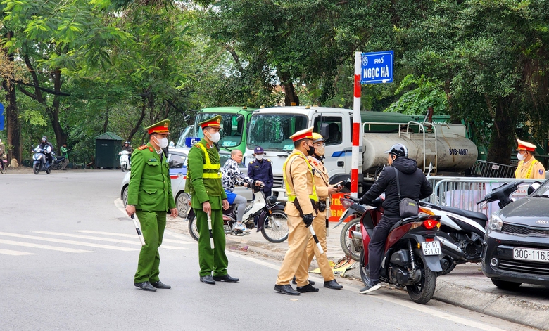 CSGT H&agrave; Nội xử l&yacute; nồng độ cồn nội đ&ocirc;, h&agrave;ng loạt t&agrave;i xế xe m&aacute;y d&iacute;nh phạt- Ảnh 1.