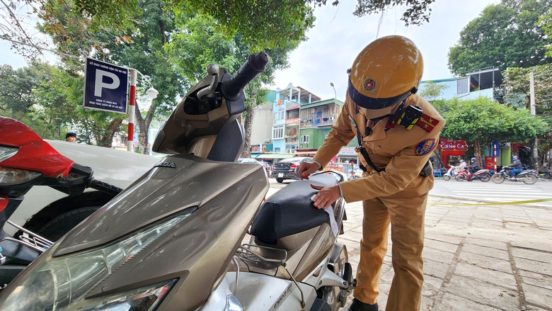 CSGT H&agrave; Nội xử l&yacute; nồng độ cồn nội đ&ocirc;, h&agrave;ng loạt t&agrave;i xế xe m&aacute;y d&iacute;nh phạt- Ảnh 12.