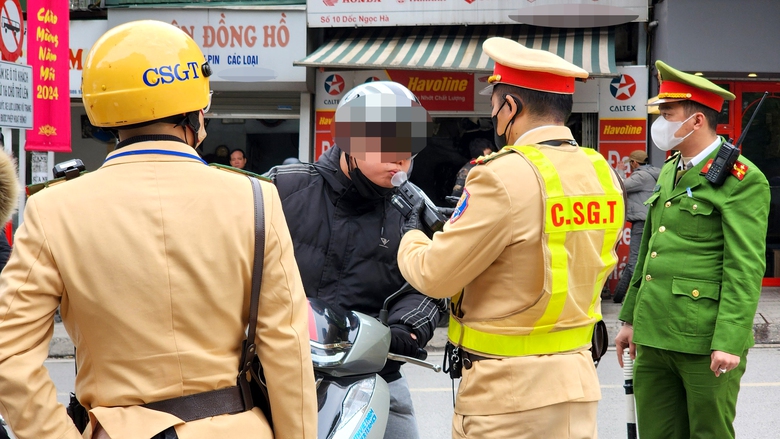 CSGT H&agrave; Nội xử l&yacute; nồng độ cồn nội đ&ocirc;, h&agrave;ng loạt t&agrave;i xế xe m&aacute;y d&iacute;nh phạt- Ảnh 2.