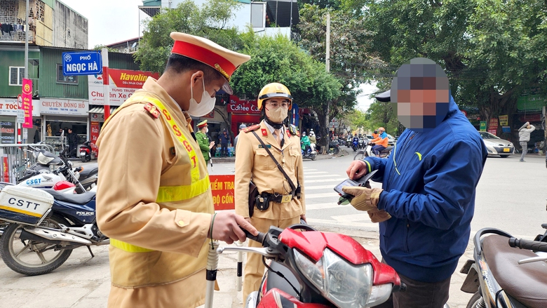 CSGT H&agrave; Nội xử l&yacute; nồng độ cồn nội đ&ocirc;, h&agrave;ng loạt t&agrave;i xế xe m&aacute;y d&iacute;nh phạt- Ảnh 5.