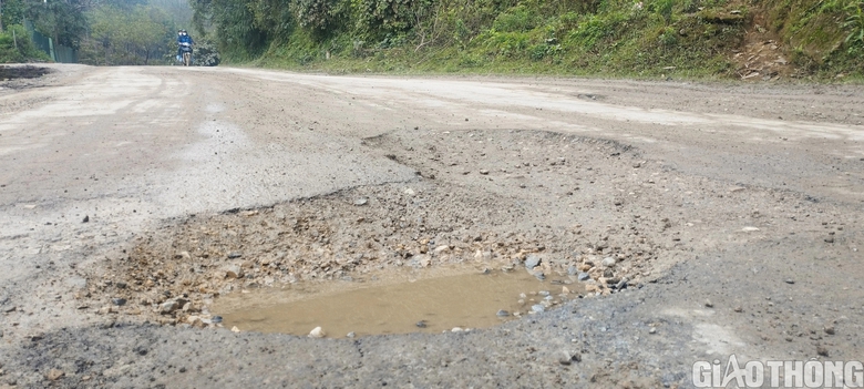 Nhiều hộ lan v&agrave; mặt đường hư hỏng tr&ecirc;n tuyến QL279 qua L&agrave;o Cai- Ảnh 4.