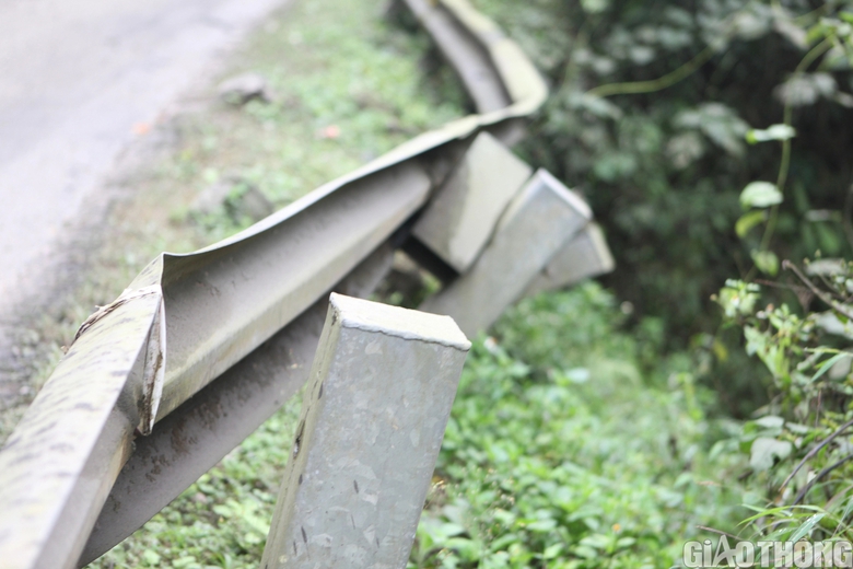 Nhiều hộ lan v&agrave; mặt đường hư hỏng tr&ecirc;n tuyến QL279 qua L&agrave;o Cai- Ảnh 7.