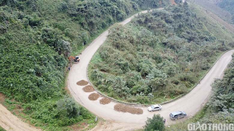 Nhiều hộ lan v&agrave; mặt đường hư hỏng tr&ecirc;n tuyến QL279 qua L&agrave;o Cai- Ảnh 10.