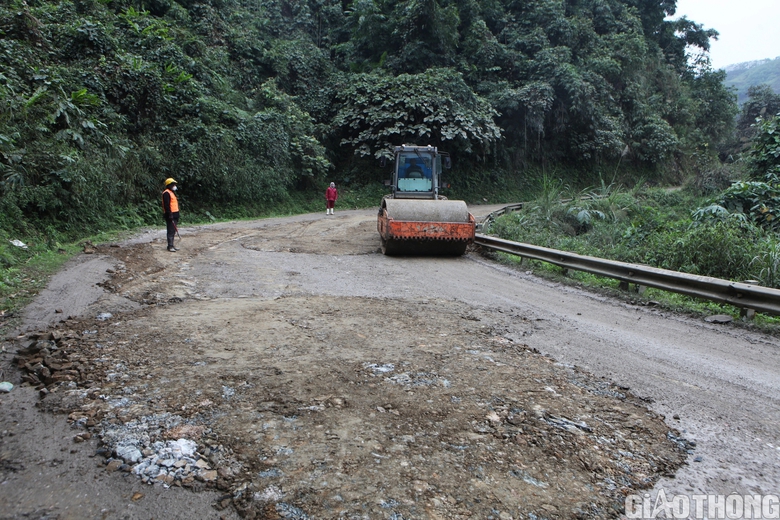 Nhiều hộ lan v&agrave; mặt đường hư hỏng tr&ecirc;n tuyến QL279 qua L&agrave;o Cai- Ảnh 12.