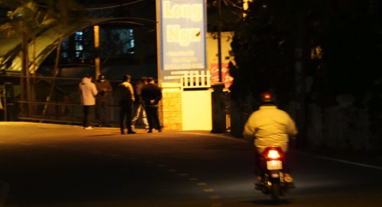 L&acirc;m Đồng: C&ocirc;ng an kh&aacute;m x&eacute;t nh&agrave; b&iacute; thư Trần Đức Quận trong đ&ecirc;m- Ảnh 1.