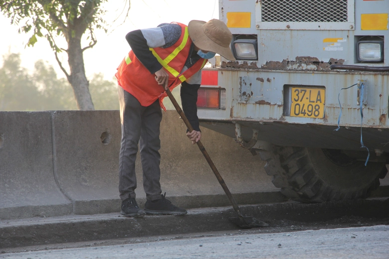 Rốt r&aacute;o khắc phục hư hỏng tr&ecirc;n QL1 qua Nghệ An, H&agrave; Tĩnh trước tết Nguy&ecirc;n đ&aacute;n- Ảnh 3.