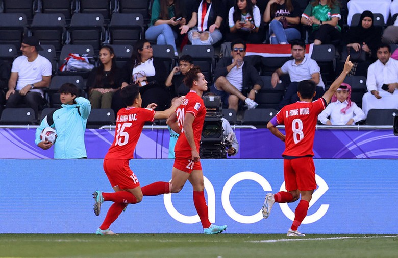 Đội tuyển Việt Nam v&agrave; loạt chi tiết m&acirc;u thuẫn trong trận thua Iraq- Ảnh 1.