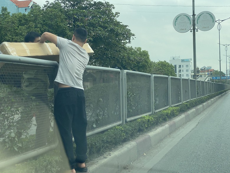 Giật m&igrave;nh cảnh người d&acirc;n 