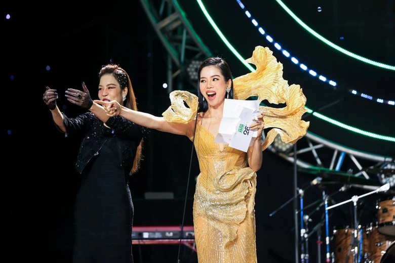 Lệ Quyên phá kịch bản trao giải Làn sóng xanh, MC gọi lớn tiếng không ngăn cản nổi- Ảnh 2. Lệ Quyên phá kịch bản trao giải Làn sóng xanh, MC gọi lớn tiếng không ngăn cản nổi- Ảnh 2.