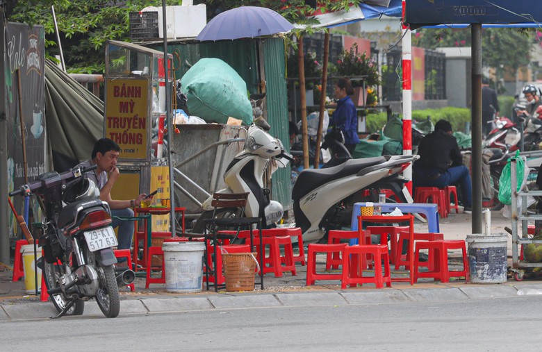 Hà Nội cần làm gì để thu phí vỉa hè?- Ảnh 1. Hà Nội cần làm gì để thu phí vỉa hè?- Ảnh 1.