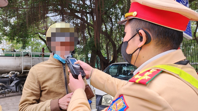 Uống rượu, bia rồi đi ch&uacute;c Tết trong đường l&agrave;ng c&oacute; bị xử phạt?- Ảnh 1.