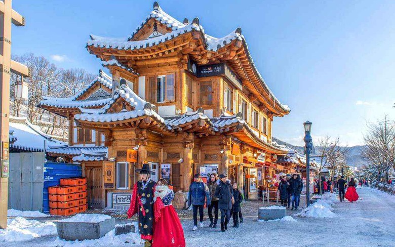 Gi&aacute; v&eacute; m&aacute;y bay nội địa tăng cao, nhiều người du lịch nước ngo&agrave;i dịp Tết