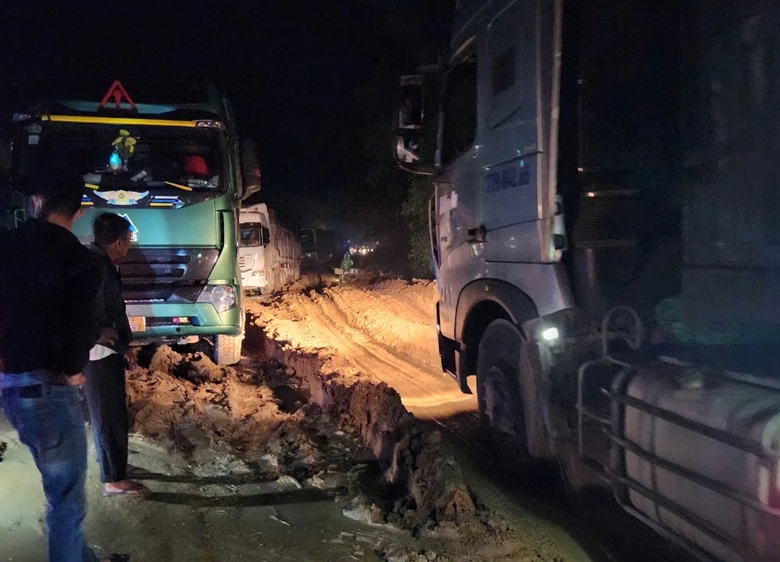 Khẩn trương khắc phục sình lún gây tắc đường ở đèo An Khê- Ảnh 2. Khẩn trương khắc phục sình lún gây tắc đường ở đèo An Khê- Ảnh 2.