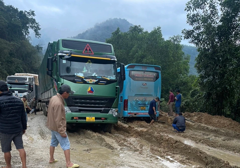 Khẩn trương khắc phục sình lún gây tắc đường ở đèo An Khê- Ảnh 3. Khẩn trương khắc phục sình lún gây tắc đường ở đèo An Khê- Ảnh 3.