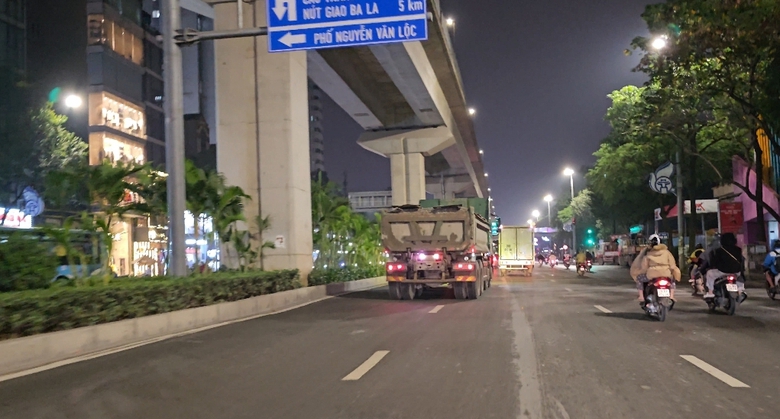 H&agrave; Nội: Xe nghi chở qu&aacute; tải ngang nhi&ecirc;n chạy giờ cấm, vượt mặt trụ sở Đội CSGT- Ảnh 6.