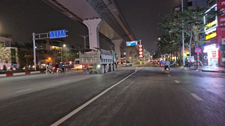 H&agrave; Nội: Xe nghi chở qu&aacute; tải ngang nhi&ecirc;n chạy giờ cấm, vượt mặt trụ sở Đội CSGT- Ảnh 5.