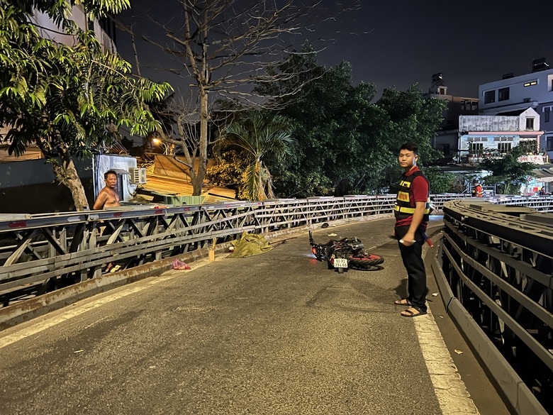 Xe m&aacute;y trượt ng&atilde; va v&agrave;o cầu sắt, một người tử vong, một người trọng thương- Ảnh 1.