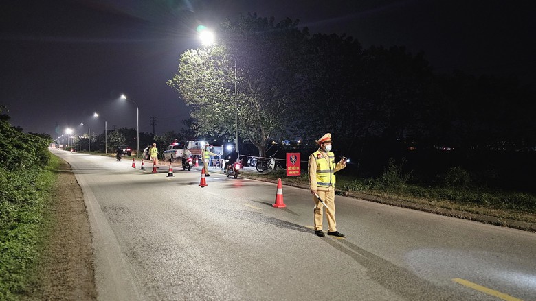 Hải Dương: Kiểm tra h&agrave;ng trăm phương tiện, chỉ ph&aacute;t hiện 1 trường hợp vi phạm nồng độ cồn- Ảnh 1.