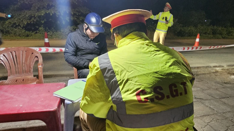 Hải Dương: Kiểm tra h&agrave;ng trăm phương tiện, chỉ ph&aacute;t hiện 1 trường hợp vi phạm nồng độ cồn- Ảnh 7.
