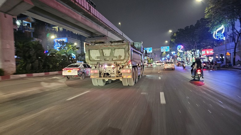 H&agrave; Nội: Xe nghi chở qu&aacute; tải ngang nhi&ecirc;n chạy giờ cấm, vượt mặt trụ sở Đội CSGT- Ảnh 7.