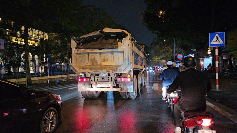 H&agrave; Nội: Xe nghi chở qu&aacute; tải ngang nhi&ecirc;n chạy giờ cấm, vượt mặt trụ sở Đội CSGT- Ảnh 4.