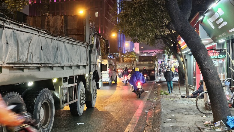 H&agrave; Nội: Xe nghi chở qu&aacute; tải ngang nhi&ecirc;n chạy giờ cấm, vượt mặt trụ sở Đội CSGT- Ảnh 1.