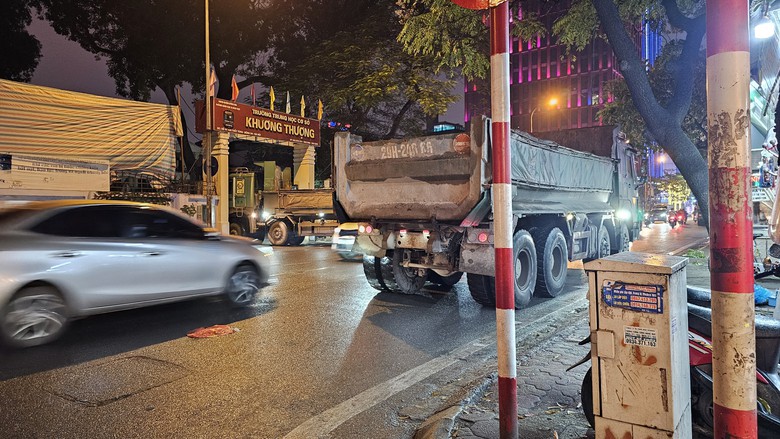 H&agrave; Nội: Xe nghi chở qu&aacute; tải ngang nhi&ecirc;n chạy giờ cấm, vượt mặt trụ sở Đội CSGT- Ảnh 2.