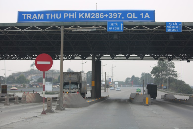 V&igrave; sao chưa th&aacute;o dỡ trạm thu ph&iacute; tr&ecirc;n QL1 Thanh Ho&aacute;?- Ảnh 1.