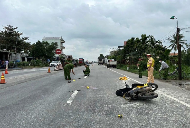 Hiện trường vụ TNGT giữa xe &ocirc; t&ocirc; tải v&agrave; xe m&aacute;y l&agrave;m một người tử vong.