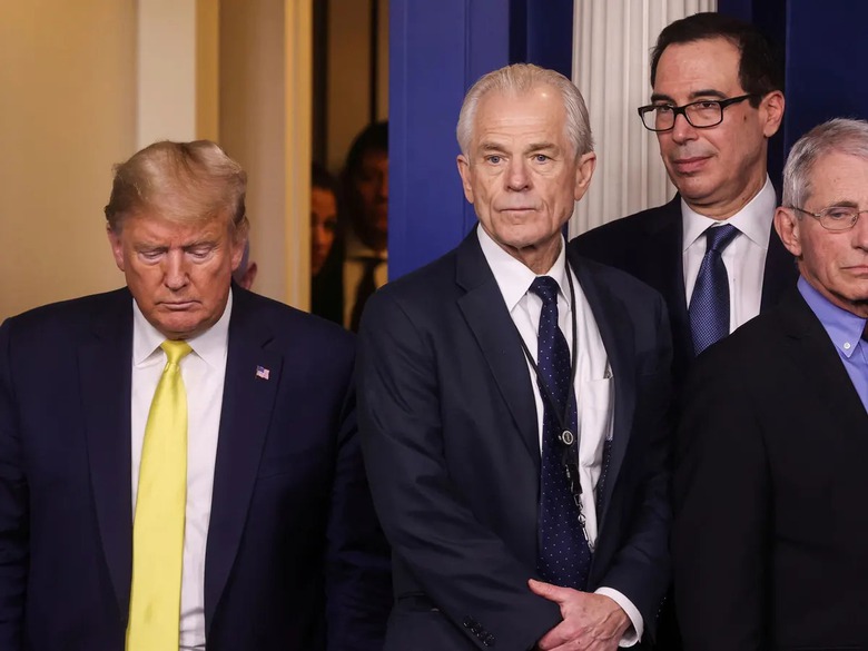 &Ocirc;ng Peter Navarro (cạnh &ocirc;ng Trump) l&agrave; cựu cố vấn cấp cao về thương mại của ch&iacute;nh phủ Hoa Kỳ dưới thời tổng thống Donald Trump (Ảnh: AP)
