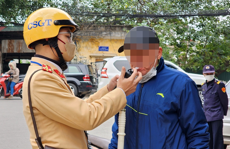 Uống rượu, bia sau bao lâu thì lái xe không bị xử phạt nồng độ cồn?- Ảnh 2. Uống rượu, bia sau bao lâu thì lái xe không bị xử phạt nồng độ cồn?- Ảnh 2.