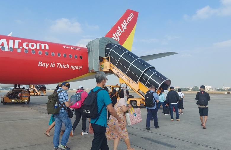 Tăng th&ecirc;m cả trăm chuyến bay, v&eacute; từ TP.HCM đi c&aacute;c tỉnh vẫn c&ograve;n rất &iacute;t- Ảnh 1.