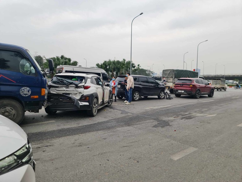 Hà Nội: Tai nạn liên hoàn khiến 6 ô tô hư hỏng nặng- Ảnh 1. Hà Nội: Tai nạn liên hoàn khiến 6 ô tô hư hỏng nặng- Ảnh 1.