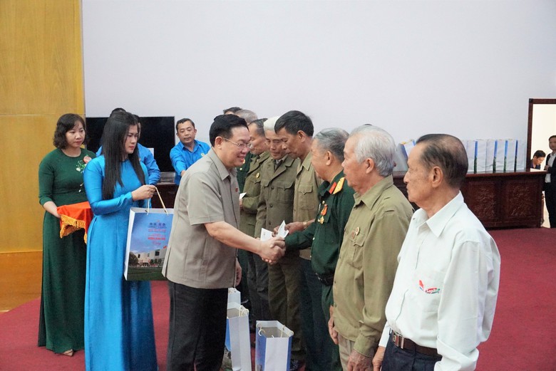Chủ tịch Quốc hội thăm hỏi, trao qu&agrave; Tết cho hộ ngh&egrave;o, c&ocirc;ng nh&acirc;n tại Gia Lai- Ảnh 1.