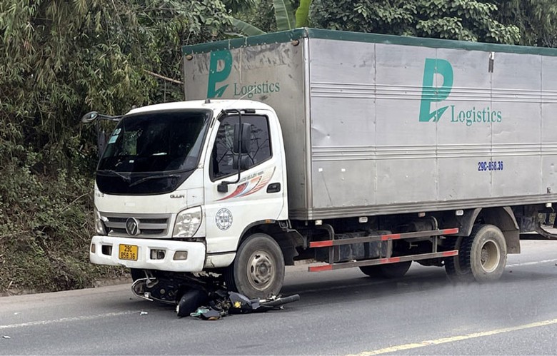 Hiện trường vụ tai nạn - Ảnh: Văn Ph&uacute;c.