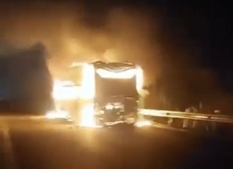 Xe khách bốc cháy ngùn ngụt trên cao tốc Nghi Sơn - Diễn Châu- Ảnh 1. Xe khách bốc cháy ngùn ngụt trên cao tốc Nghi Sơn - Diễn Châu- Ảnh 1.