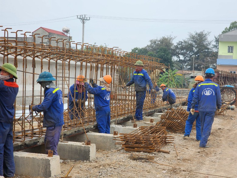 S&ocirc;i động c&ocirc;ng trường đường ven biển Nam Định ng&agrave;y cận Tết- Ảnh 4.