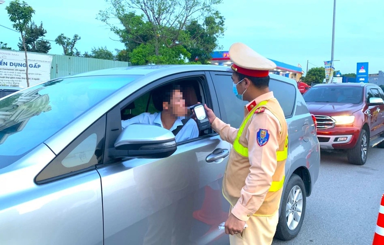 Bộ GTVT l&yacute; giải việc cấm tuyệt đối l&aacute;i xe c&oacute; nồng độ cồn- Ảnh 1.