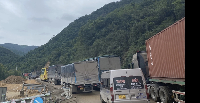 Lật xe khiến đèo An Khê tiếp tục ách tắc giao thông- Ảnh 2. Lật xe khiến đèo An Khê tiếp tục ách tắc giao thông- Ảnh 2.