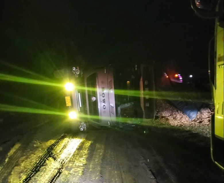 Lật xe khiến đèo An Khê tiếp tục ách tắc giao thông- Ảnh 1. Lật xe khiến đèo An Khê tiếp tục ách tắc giao thông- Ảnh 1.