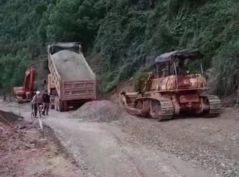 Khắc phục s&igrave;nh l&uacute;n, thảm đường đ&egrave;o An Kh&ecirc; sau loạt sự cố g&acirc;y &aacute;ch tắc giao th&ocirc;ng- Ảnh 1.