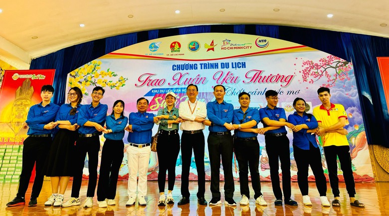 Trao xuân yêu thương cho 3.000 trẻ em mồ côi ở TP.HCM- Ảnh 1. Trao xuân yêu thương cho 3.000 trẻ em mồ côi ở TP.HCM- Ảnh 1.