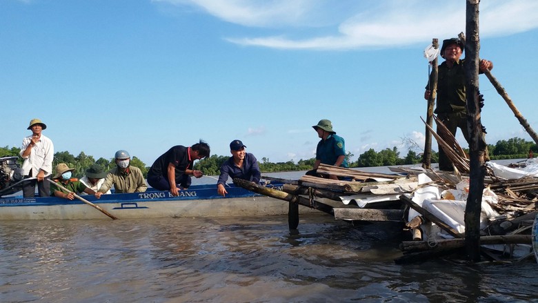 Cà Mau sẽ giải tỏa 129 hộ khai thác thủy sản gây cản trở giao thông thủy- Ảnh 1. Cà Mau sẽ giải tỏa 129 hộ khai thác thủy sản gây cản trở giao thông thủy- Ảnh 1.