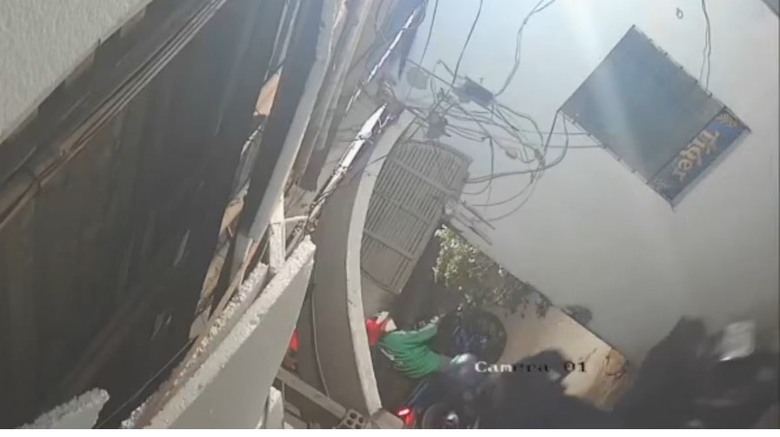 Hai t&ecirc;n trộm quay camera đi hướng kh&aacute;c, cuỗm 4 xe m&aacute;y trong đ&ecirc;m- Ảnh 2.